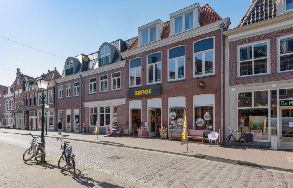 Winkels met bovenwoningen in Hoorn